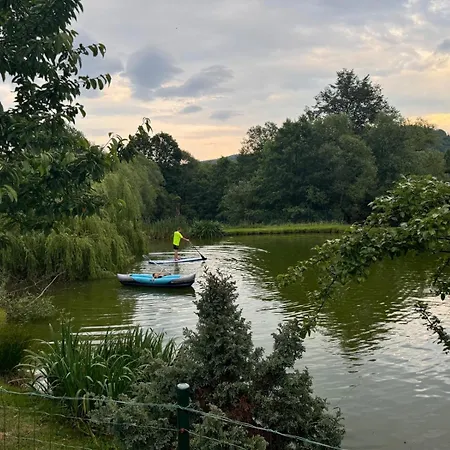 Restauracja I Izba Rybacka W Krainie Wygaslych Wulkanow 아파트