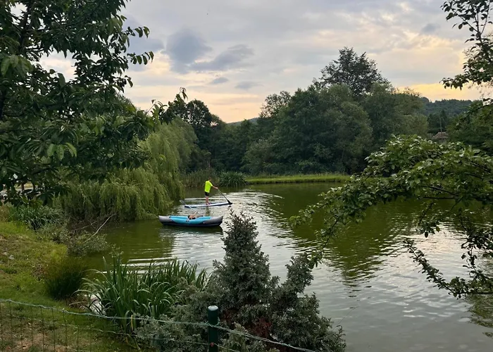 Restauracja I Izba Rybacka W Krainie Wygaslych Wulkanow 아파트